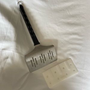 EUC;PAMPERED CHEF JUMBO BBQ GRILL SPATULA WITH COVER; 8” WIDE; $15